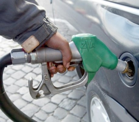 Preţul carburanţilor s-ar putea majora din ianuarie 2013